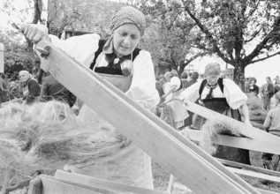 Braechete, public demonstration of handicraft in Zaeziwil, 1965.