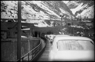 Goschenen: Car transportation by train, in the back the Schollenenbahn, 1970.