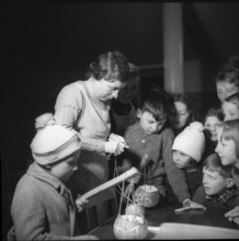 Preparations of the Rabeliechtli procession in Richterswil, 1939.