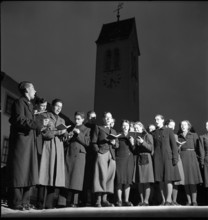 Young people singing christmas songs in 1942.