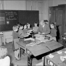 Class with christmas gift for children in Hungary, Zurich 1956.