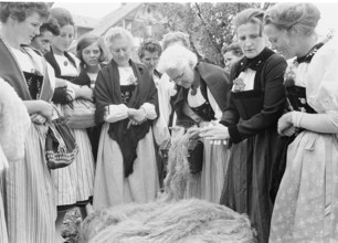 Braechete, public demonstration of handicraft in Zaeziwil, 1965.