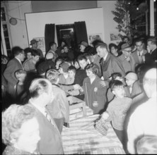 Distribution of the Rabeliechtli to the children, Zurich 1960.