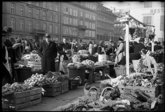 Onion market in Berne, 1945.