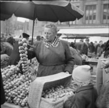 Saleswoman at the Zibelemarit, Berne 1961.