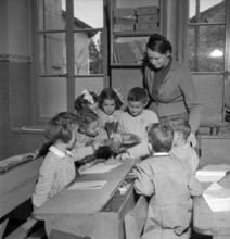 Coinsins; Elisabeth Glauser, teacher at work; 1949.