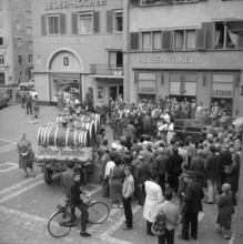 Propaganda campaign for fresh grape juice in Zurich, 1959.