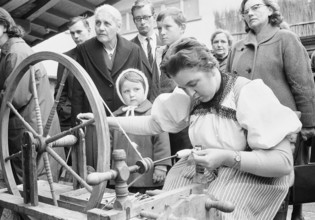 Braechete, public demonstration of handicraft in Zaeziwil, 1965.