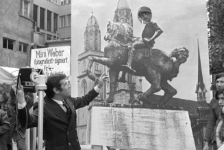 The foundation for old aged people collects money in Zurich's Rosenhof with the aid of prominent