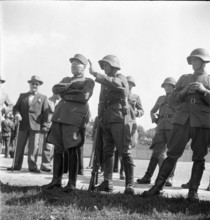Soldier explaining exercise to major general, Hombrechtikon 1947.