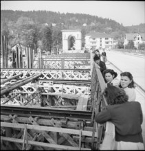 Shifting the old Kettenbrucke in Aarau 1948.