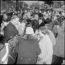 Sarnen; population welcomes Ludwig von Moos, new elected federal councillor; 1959.