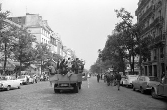 Banner, slogan Gouvernement populaire People's government.