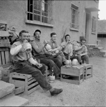 Attinghausen; glass sand quarry, miners after work in front of a barrack; 1953.