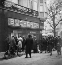 Zurich, break-in at Bucherer; nosy persons crowding in front of the broken shop window; 1946.