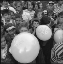 Children at fishing contest in Rapperswil, balloon 1953.