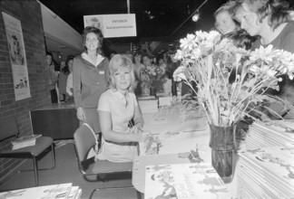 Vivi Bach signs a book 1971.