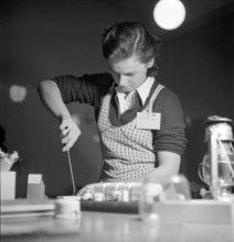 Performance certificate for girls; household examination; around 1943.