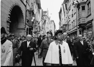 Together with Walther Bringolf and Rudolf Gnagi.