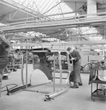 Coachwork; assembly hangar; General Motors 1946.