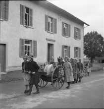 Women of the auxillary fire brigade with hose cart, 1941.