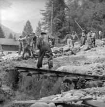 Tasch; clearance work, clearing rails by shovelling; 1957.