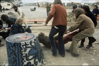 Squatters exercising behaviour in case of police intervention.