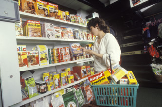 Sobli serial Ein Herz fur Tiere: shopping of dog food 1985.