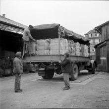 WW 2: economy of war; weighing truck, lorry.
