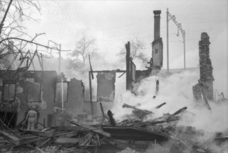 WW 2: bomb airdrop, dropping; burning houses, Schaffhausen 1944.