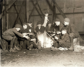 Gang of youthful newspaper boys in New York in 1910