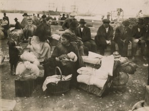 Emigrants at the port of Naples