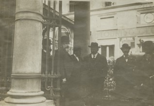 The General Management of the Touring Club Italiano at the entrance to the headquarters on Via Montenapoleone. 
	
		1900-1915