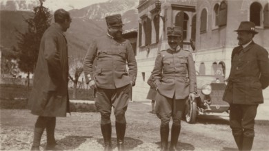 Members of the Touring Club Italiano with two officers of the First Army during the excursion to Venezia Tridentina in 1919.