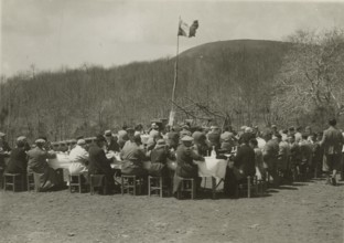 Group lunch during the Etna tour. 
	
		1924