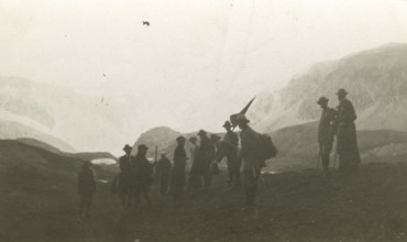 Departure of a team for the climb to Gran Sasso. 
	
		1913