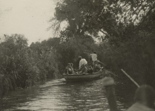 By boat along the Ciane. 
	
		1924