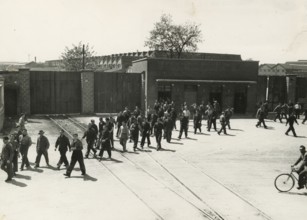 Workers leaving the Breda plant in Sesto San Giovanni. 1963