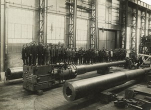 One hundred men on a 381 mm gun at Ansaldo.