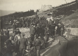 The distribution of gifts collected by the Italian Touring Club to the Col Moschin fighters.