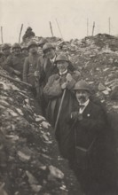 Luigi Vittorio Bertarelli and his collaborators on the occasion of the distribution of the gifts collected by the Italian Touring Club to the Col Moschin fighters.
