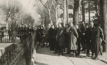 Touring Club Italiano Members in front of the war memorial in Domodossola.