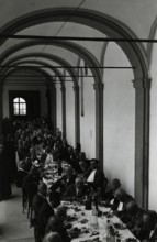 Members' banquet in the cloister of Santa Maria del Monte.