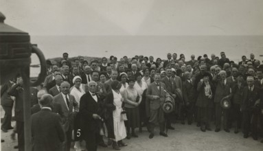 Excursionists at the monument to the Italian fallen in Libya. 
	
		1931
