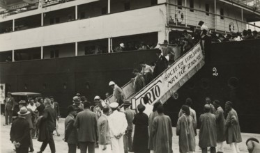 Excursionists disembark in Tripoli. 
	
		1931