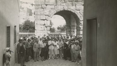 Excursionists in front of the Arch of Marcus Aurelius in Tripoli. 
	
		1931