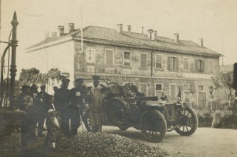 Works in front of a restaurant. 
	
		1910-1920