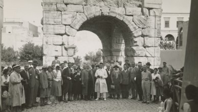 Excursionists in front of the Arch of Marcus Aurelius in Tripoli. 1931