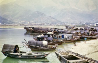People living on sampans and junks, Tai Po Hoi, New Territories, Hong Kong, Asia, 1964.