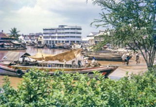 Unloading sacks from cargo boat on Singapore River, Singapore, southeast Asia c 1963 Sime Darby Ltd